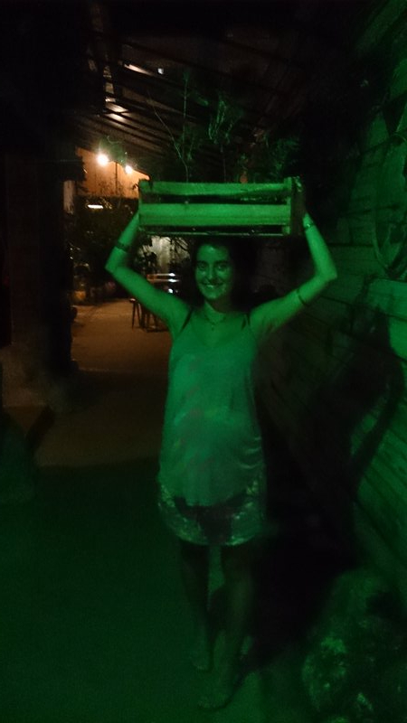 A Julia carregando mudas no Jardim